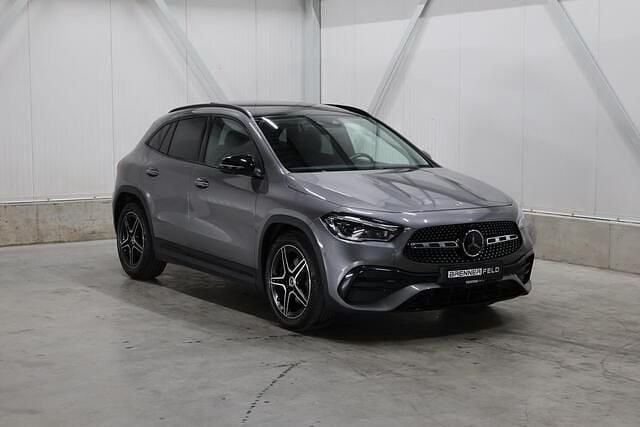 Grijs (metallic) Gebruikt 2023 Mercedes GLA220 AMG line SUV | € 42.995 - Afbeelding 1/4