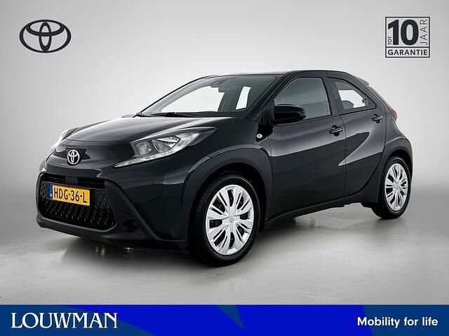 Zwart Gebruikt 2025 Toyota Aygo X Play SUV | € 17.950 - Afbeelding 1/4