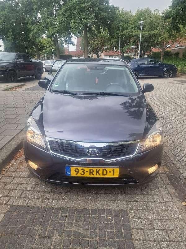 Grijs Gebruikt 2012 Kia Ceed Hatchback | € 6.000 (Eerlijke prijs) - Afbeelding 1/4