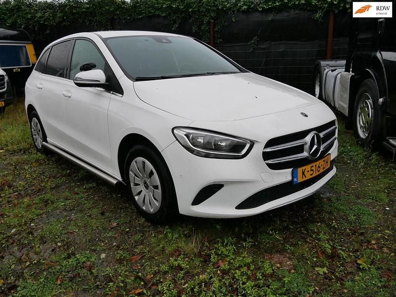 Wit Gebruikt 2021 Mercedes 200 Advantage MPV | € 5.999 - Afbeelding 1/3