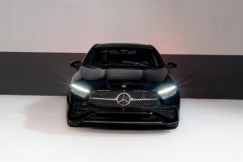 Zwart (metallic) Gebruikt 2024 Mercedes A200 AMG line Sedan | € 39.950 - Afbeelding 1/4