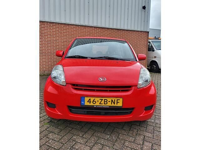 Rood Occasion 2007 Daihatsu Sirion Hatchback | € 1.595 (Goede deal) - Afbeelding 1/3