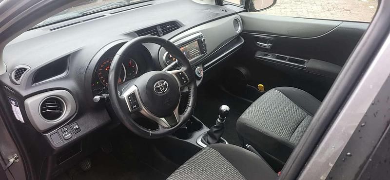 Occasion Toyota Yaris 99 PK (72 kW) 2013 Grijs Hatchback