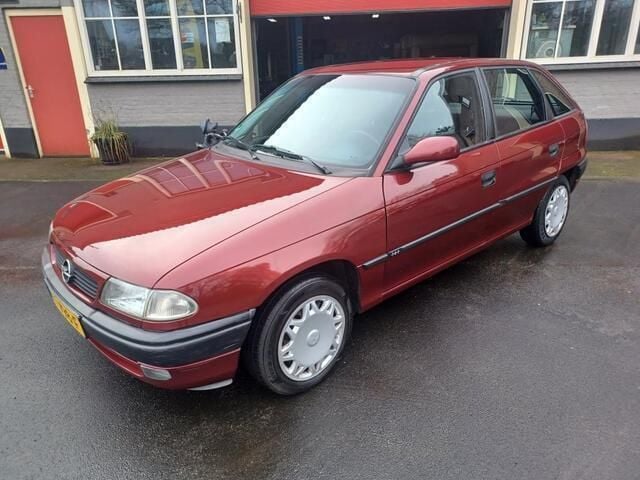 Rood Gebruikt 1996 Opel Astra Sedan | € 1.499 - Afbeelding 1/4
