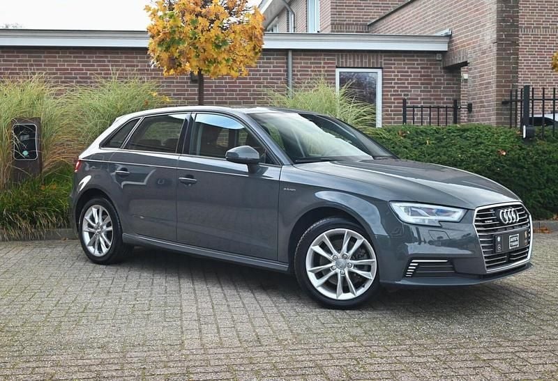Grijs Gebruikt 2018 Audi A3 Sportback e-tron Sport Hatchback | € 17.900 (Iets duurder) - Afbeelding 1/4