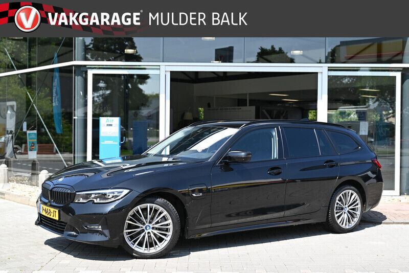 Zwart Gebruikt 2022 BMW 320e Stationwagen | € 34.695 (Eerlijke prijs) - Afbeelding 1/4
