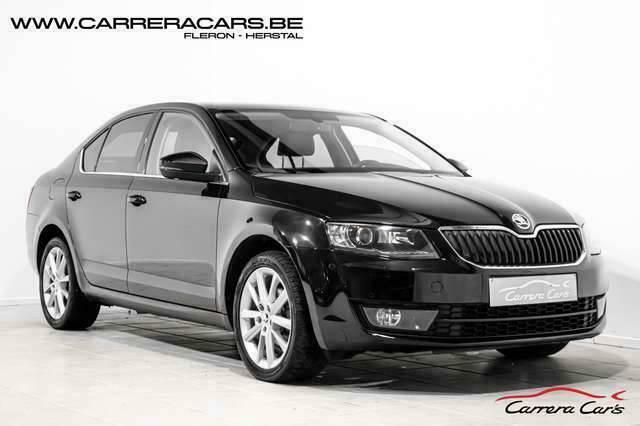 Zwart Occasion 2015 Skoda Octavia Sedan | € 13.990 (Duur) - Afbeelding 1/4
