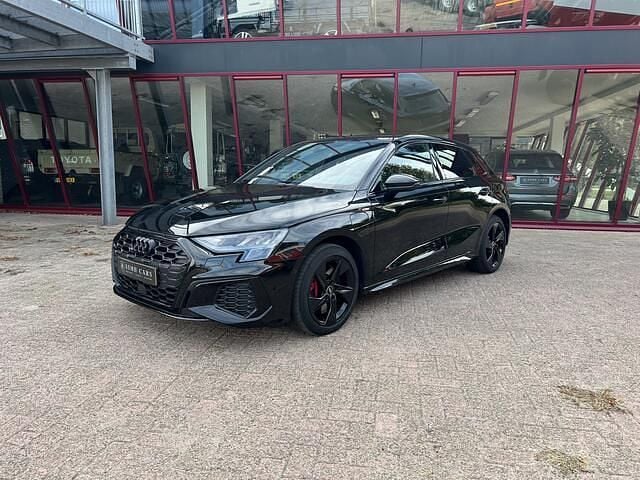 Zwart Gebruikt 2022 Audi A3 Sportback Competition Hatchback | € 31.950 (Goede deal) - Afbeelding 1/4