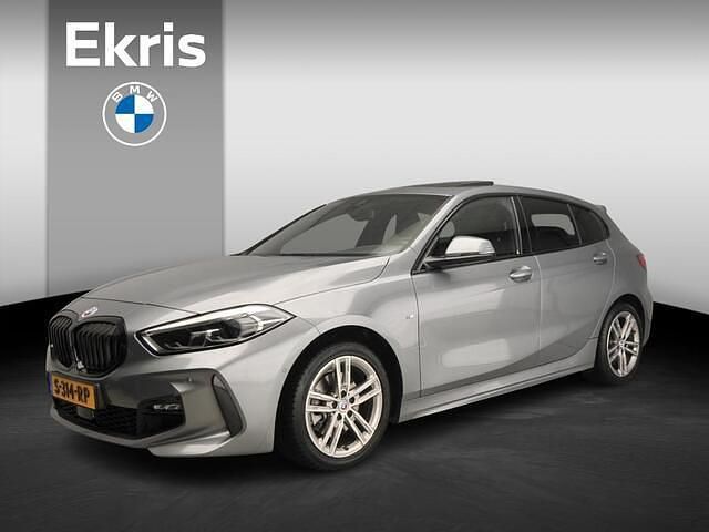 Grijs (metallic) Gebruikt 2023 BMW 118 M Sport Hatchback | € 28.900 (Eerlijke prijs) - Afbeelding 1/4