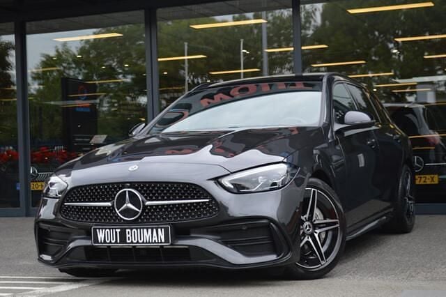 Grijs Gebruikt 2022 Mercedes C200 AMG Stationwagen | € 39.900 (Goede deal) - Afbeelding 1/4