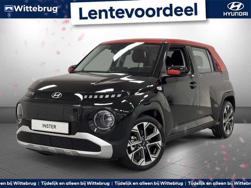 Zwart, metallic lak Nieuw 2024 Hyundai Inster Hatchback | € 24.425 (Eerlijke prijs) - Afbeelding 1/3