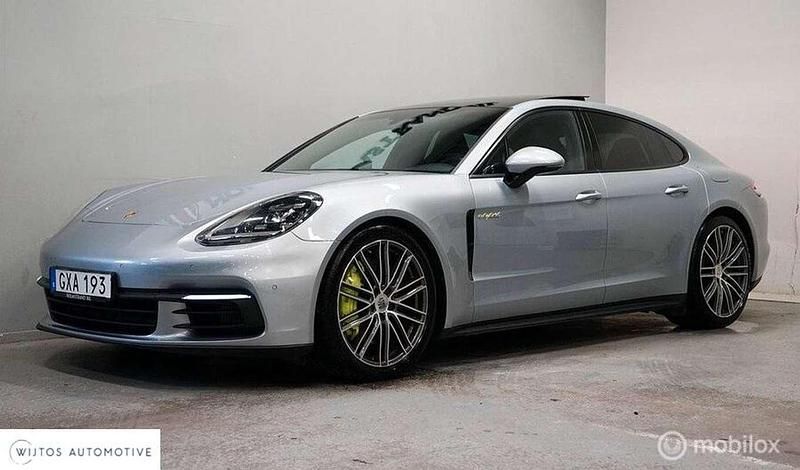 Grijs Gebruikt 2019 Porsche Panamera Chrono Sedan | € 64.950 - Afbeelding 1/4