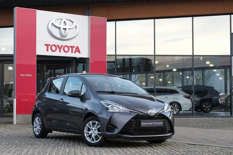 Grijs Gebruikt 2019 Toyota Yaris Hybrid Active Hatchback | € 16.499 (Eerlijke prijs) - Afbeelding 1/1