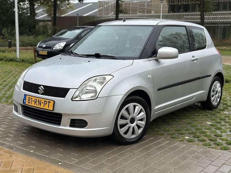 Grijs Gebruikt 2005 Suzuki Swift GLS Hatchback | € 1.499 (Eerlijke prijs) - Afbeelding 1/4