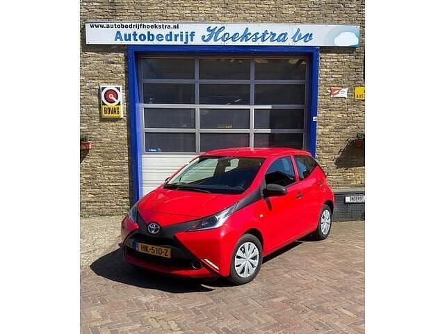 Rood Gebruikt 2015 Toyota Aygo Hatchback | € 6.450 (Eerlijke prijs) - Afbeelding 1/4