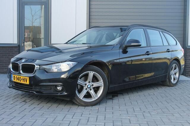 Zwart Gebruikt 2016 BMW 318 Luxury Line Stationwagen | € 15.950 (Eerlijke prijs) - Afbeelding 1/4