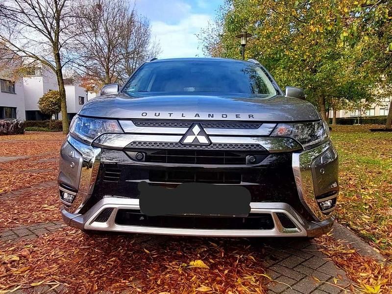 Zilver Gebruikt 2019 Mitsubishi Outlander P-HEV Intense SUV | € 24.800 (Iets duurder) - Afbeelding 1/4