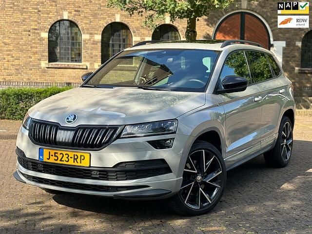 Grijs Gebruikt 2020 Skoda Karoq SportLine SUV | € 19.950 (Eerlijke prijs) - Afbeelding 1/4