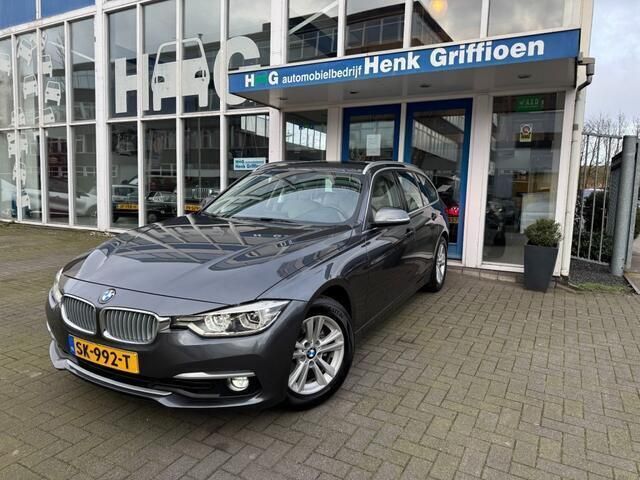 Grijs, metallic lak Gebruikt 2018 BMW 318 Executive Stationwagen | € 19.950 (Eerlijke prijs) - Afbeelding 1/4