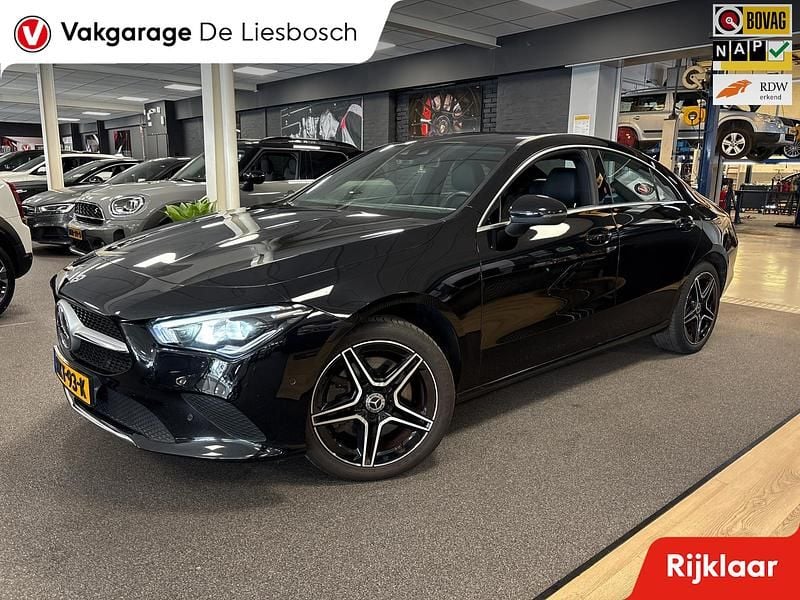 Zwart Gebruikt 2022 Mercedes CLA250e Advantage Sedan | € 31.750 (Eerlijke prijs) - Afbeelding 1/4