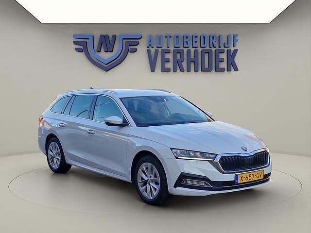 Wit (metallic) Occasion 2023 Skoda Octavia Business Line Stationwagen | € 24.700 (Eerlijke prijs) - Afbeelding 1/4