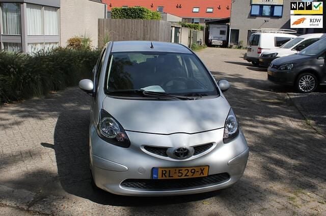 Grijs Gebruikt 2008 Toyota Aygo Hatchback | € 2.950 (Eerlijke prijs) - Afbeelding 1/4