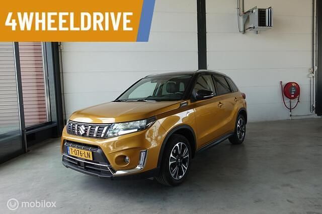 Geel Gebruikt 2023 Suzuki Vitara Style SUV | € 25.795 (Eerlijke prijs) - Afbeelding 1/4