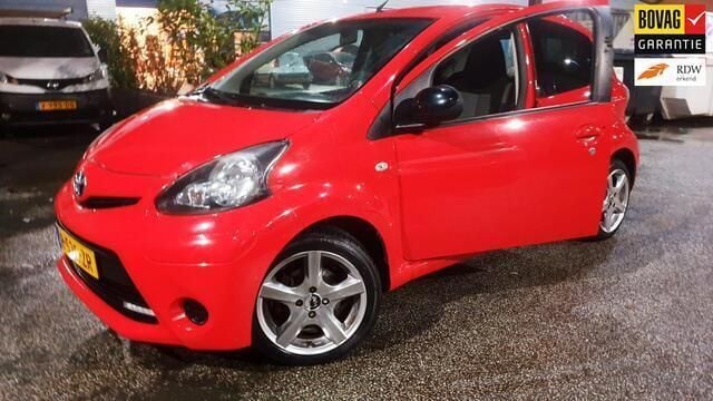 Rood Gebruikt 2012 Toyota Aygo Hatchback | € 4.599 (Goede deal) - Afbeelding 1/4