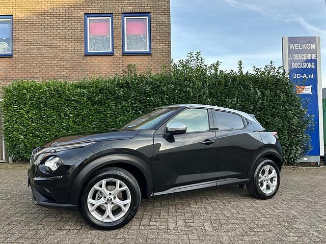 Zwart (metallic) Gebruikt 2022 Nissan Juke N-Connecta SUV | € 17.950 (Eerlijke prijs) - Afbeelding 1/4