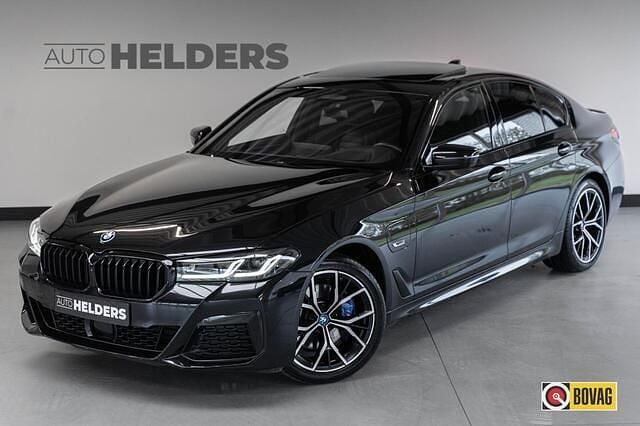 Zwart Gebruikt 2023 BMW 530e M Sport Sedan | € 42.750 (Goede deal) - Afbeelding 1/4