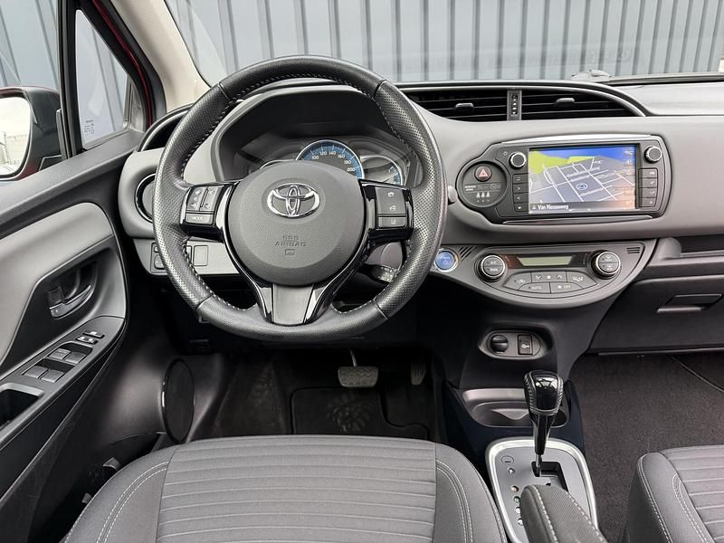 Occasion Toyota Yaris Hybrid 101 PK (74 kW) 2015 Rood Hatchback