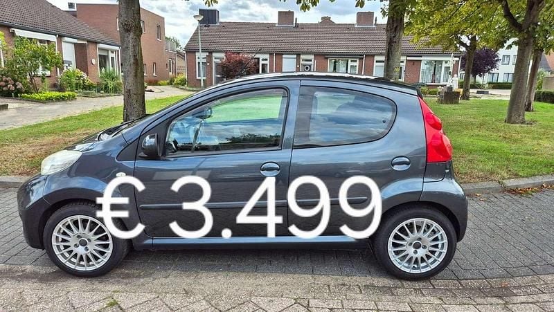 Grijs Gebruikt 2009 Peugeot 107 Hatchback | € 2.999 (Eerlijke prijs) - Afbeelding 1/4