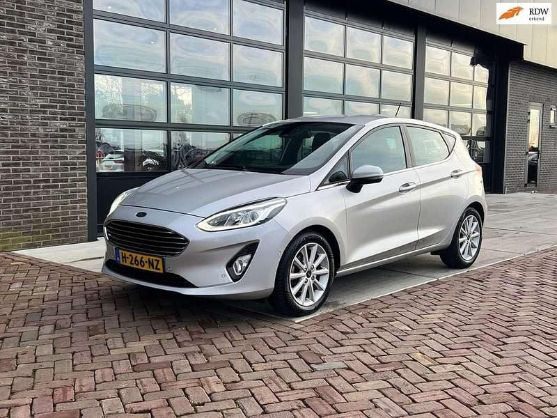 Grijs (metallic) Gebruikt 2018 Ford Fiesta Titanium Hatchback | € 8.450 (Goede deal) - Afbeelding 1/4