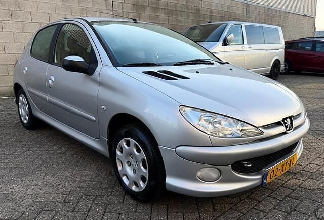 Grijs Occasion 2007 Peugeot 206 Forever Hatchback | € 1.950 (Eerlijke prijs) - Afbeelding 1/4