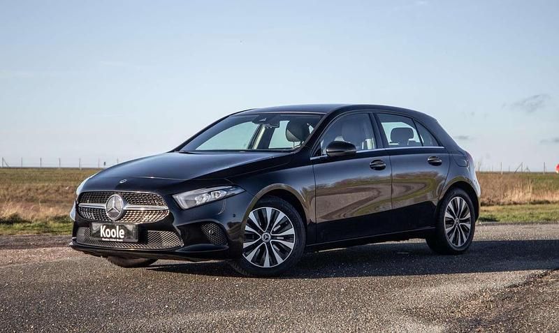 Zwart Occasion 2022 Mercedes A250 Business Hatchback | € 25.450 (Super prijs) - Afbeelding 1/4