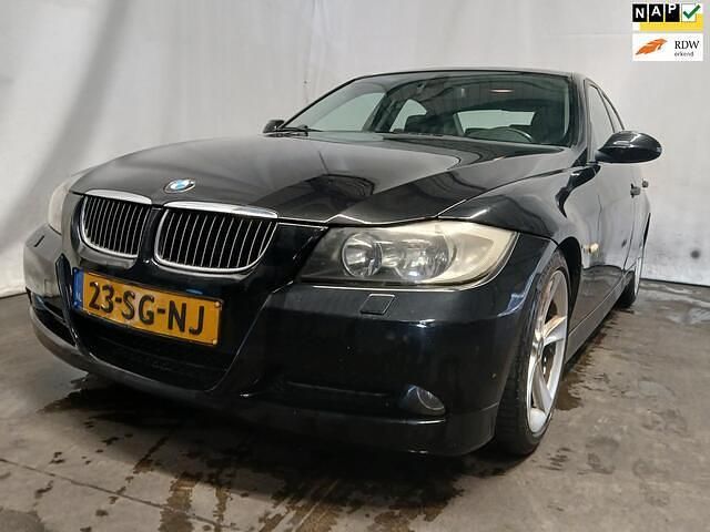 Zwart, metallic lak Gebruikt 2006 BMW 318 Sedan | € 1.495 - Afbeelding 1/4