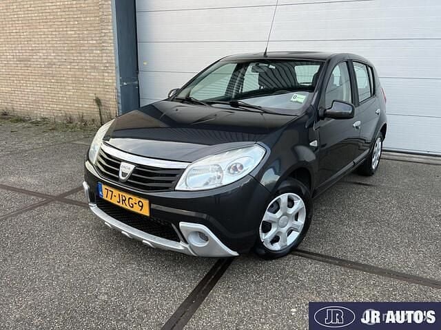 Grijs (metallic) Occasion 2009 Dacia Sandero Lauréate Hatchback | € 2.490 (Eerlijke prijs) - Afbeelding 1/4