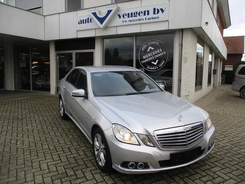 Grijs Gebruikt 2009 Mercedes E200 Elegance Sedan | € 17.950 - Afbeelding 1/4