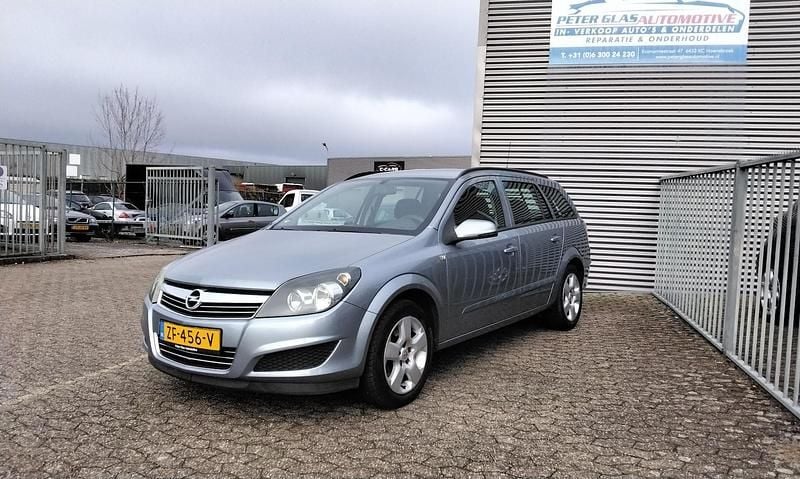 Grijs (metallic) Gebruikt 2009 Opel Astra Business Stationwagen | € 2.450 (Eerlijke prijs) - Afbeelding 1/4
