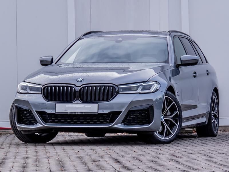 Grijs Gebruikt 2024 BMW 530e M Sport Stationwagen | € 50.900 (Eerlijke prijs) - Afbeelding 1/4
