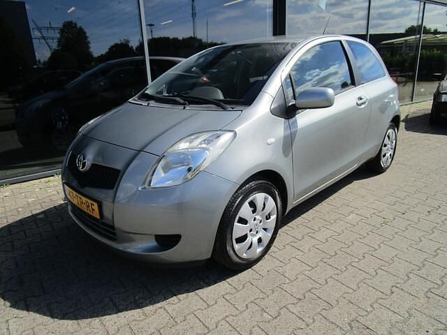 Grijs Gebruikt 2007 Toyota Yaris Sol Hatchback | € 3.750 (Eerlijke prijs) - Afbeelding 1/4