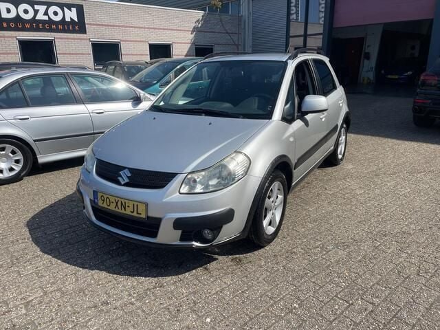 Grijs Gebruikt 2007 Suzuki SX4 MPV | € 2.495 (Eerlijke prijs) - Afbeelding 1/4