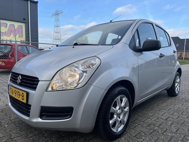 Grijs (metallic) Gebruikt 2009 Suzuki Splash Hatchback | € 1.999 (Eerlijke prijs) - Afbeelding 1/4