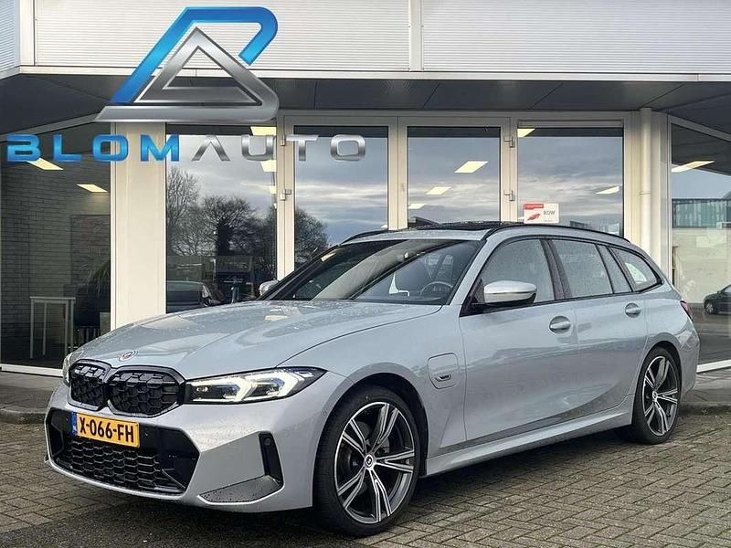 Grijs Gebruikt 2022 BMW 330e M Sport Stationwagen | € 41.400 (Eerlijke prijs) - Afbeelding 1/4