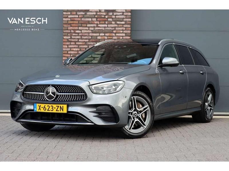 Grijs Gebruikt 2022 Mercedes E300 AMG Line Premium Plus Stationwagen | € 42.500 (Eerlijke prijs) - Afbeelding 1/4