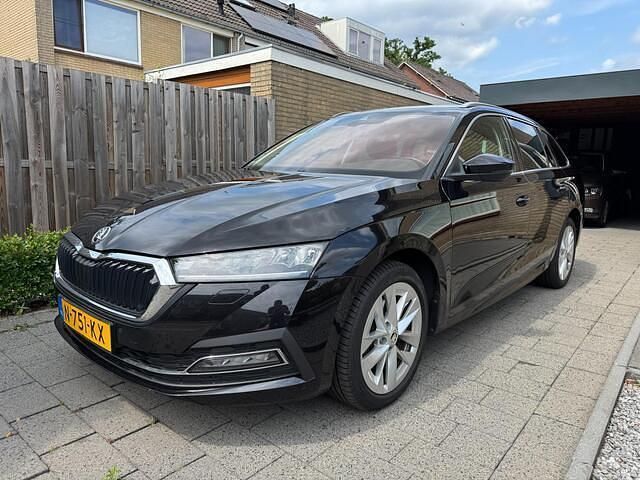 Zwart Gebruikt 2021 Skoda Octavia Stationwagen | € 16.900 (Iets duurder) - Afbeelding 1/4