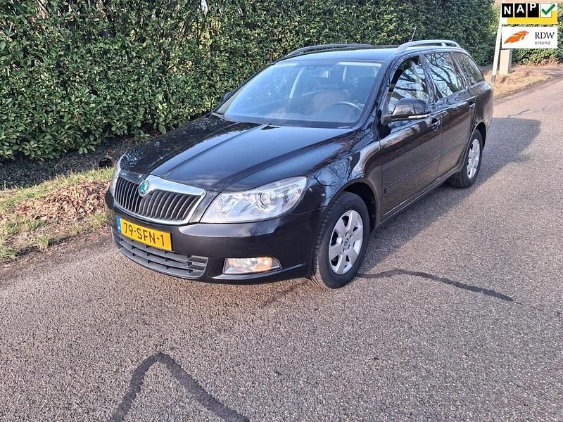 Zwart Occasion 2011 Skoda Octavia Elegance Stationwagen | € 4.499 (Super prijs) - Afbeelding 1/4