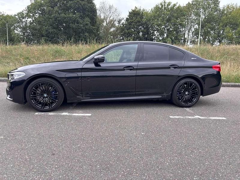 Zwart Gebruikt 2019 BMW 530e Shadowline Sedan | € 29.900 (Goede deal) - Afbeelding 1/4