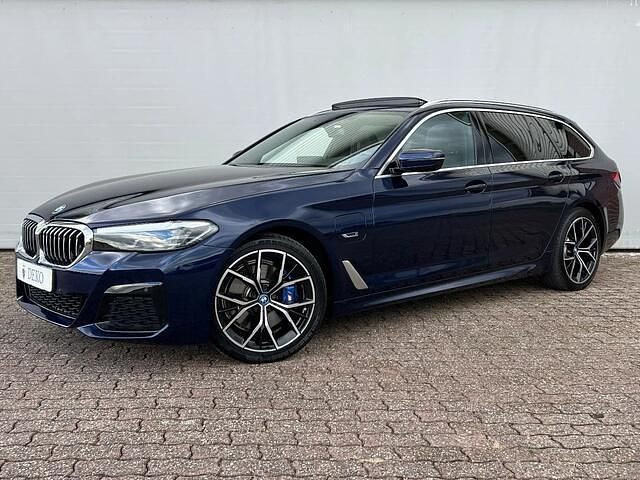 Blauw Occasion 2023 BMW 530e M Sport Stationwagen | € 42.950 (Eerlijke prijs) - Afbeelding 1/4
