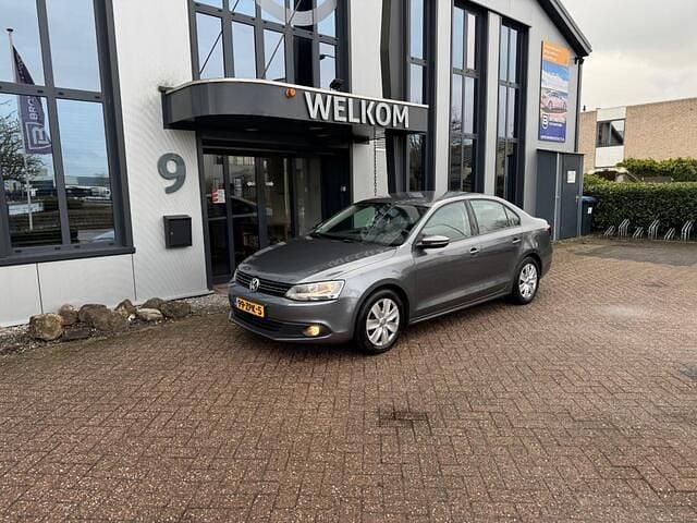 Grijs Occasion 2013 VW Jetta Sedan | € 3.890 (Goede deal) - Afbeelding 1/4